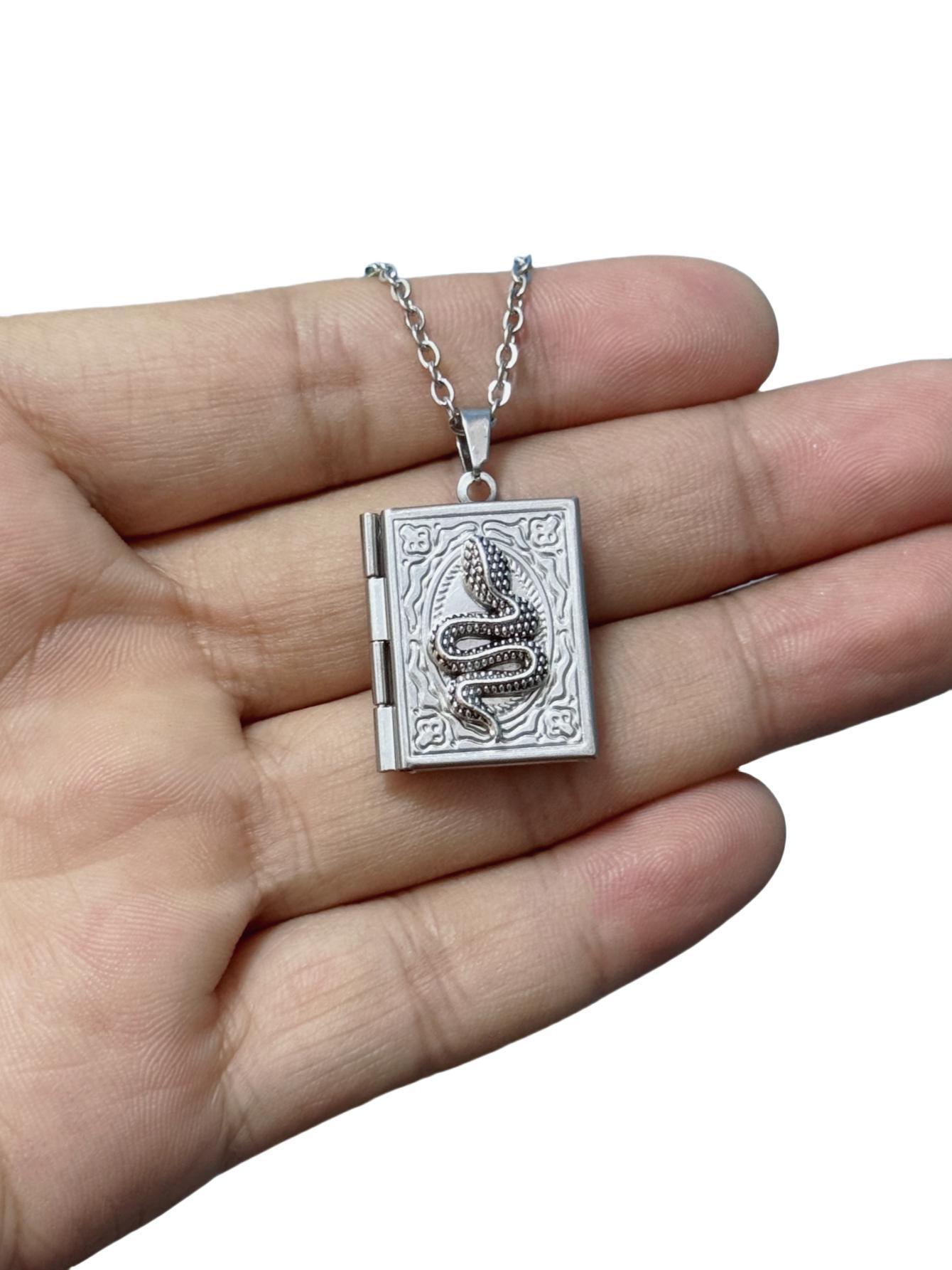 Gothic Book Animal Necklace, P - Vintage Fashion Books recension och pris